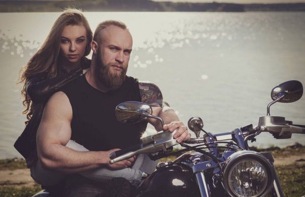 Figurant barbu biker tatoué