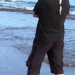DOS ET FACE A LA MER