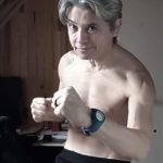 Posture sportive avec le sourire
